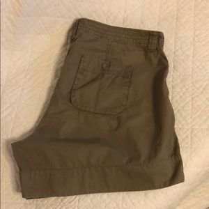 Maurice’s green khaki shorts sz18